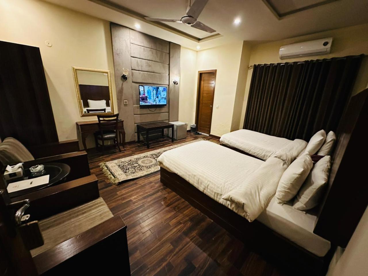 Shelton'S Rezidor Lahore Exterior photo