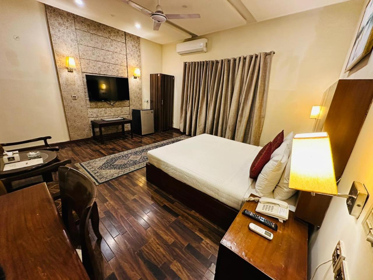 Shelton'S Rezidor Lahore Exterior photo